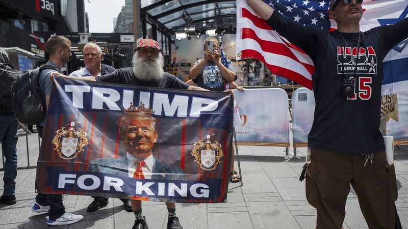 Trumpsupportrar visar sitt stöd under en demonstration mot bombningarna av Iran. Foto: Olga Fedorova/AP/TT.