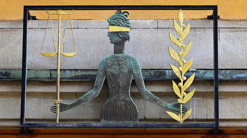 Fru justitia ovanför ingången till säkerhetssalarna vid Stockholms tingsrätt. Det nya undantagstillståndet ska ge regeringen rätt att stifta egna lagar under ”fredstida kriser”. Foto: Jonas Ekströmer/TT.