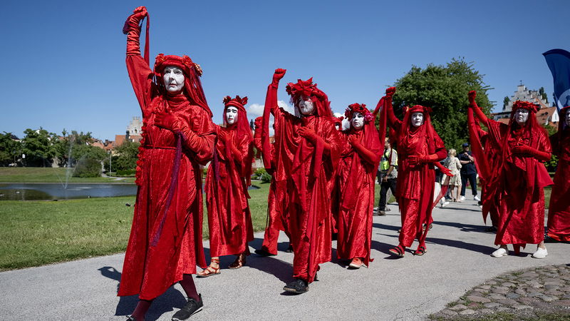 Extinction Rebellions röda rebeller intar Donners plats i Visby. Foto: Christine Olsson/TT.