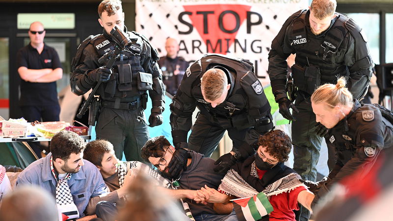 Polisen bryter upp en propalestinsk samling på Bremens universitet i maj 2024. Foto: Lars Penning/dpa via AP.