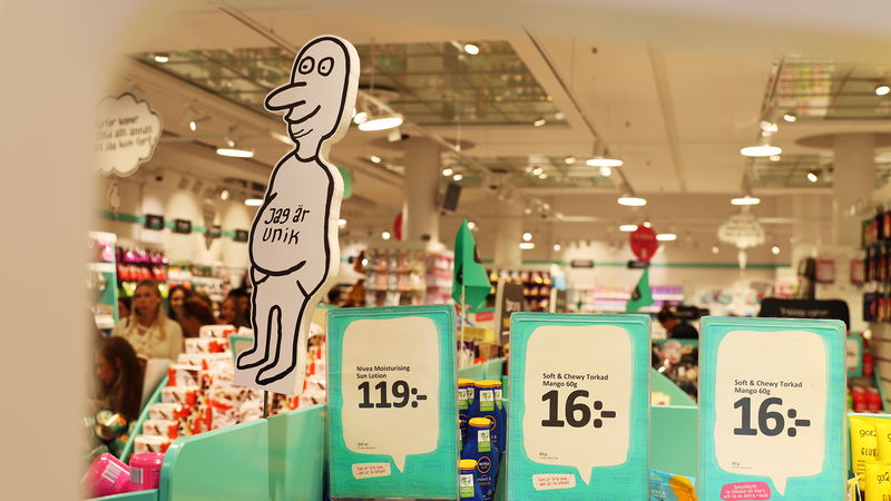 Normals ”anti-maskot” Unikmannen tillsammans med ett par riktigt låga priser. Foto: Liz Fällman.
