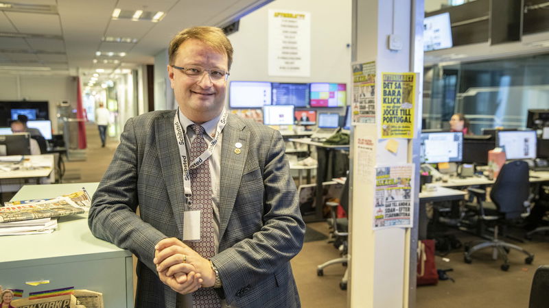 Mediekritiker. Lars Beckman antyder att Bonnier News styr den svenska nyhetsrapporteringen om migrationsminister Johan Forssell.