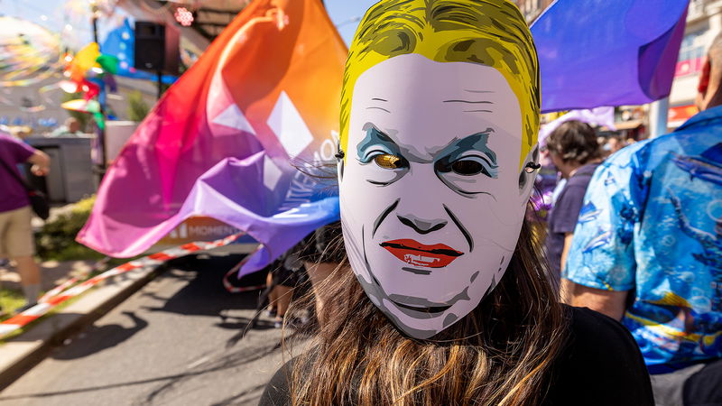 Demonstranter protesterar utanför Ungerns ambassad i Stockholm den 28 juni, i samband med att Budapest Pride går av stapeln trots förbud. Foto: Stefan Jerrevång/TT.