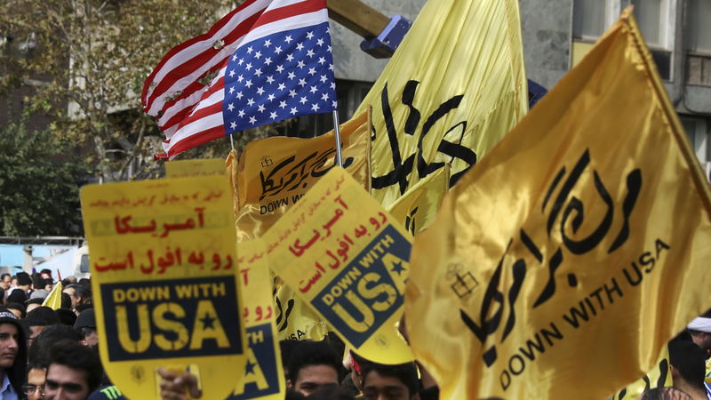 En demonstration framför den tidigare amerikanska
ambassaden i Teheran, den 4 november 2019. På plakaten
står: ”Vi ska aldrig acceptera förnedring.” Foto: Vahid Salemi/AP/TT.