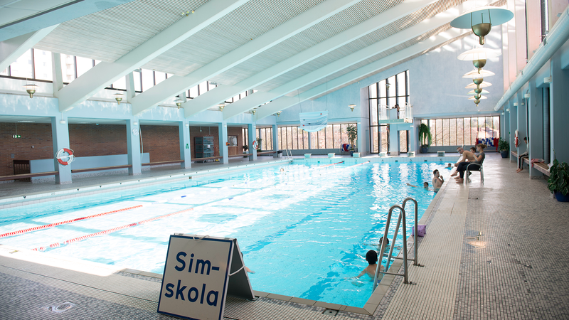 Simhallen i Stockholmsförorten Högdalen hotas inte av nedläggning – men för många simhallar på landsbygden ser läget värre ut. Foto: Fredrik Sandberg / TT.