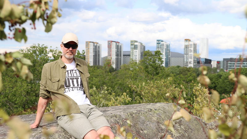 På en kulle i Solna berättar ”ET” – Erik Thomas Persson, ufo-aktivist – om vad han en kväll såg på stjärnhimlen. Foto: Liz Fällman.