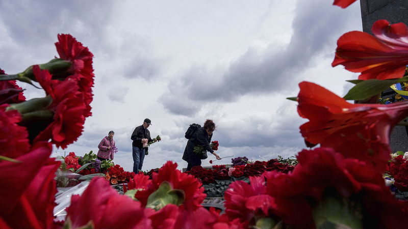 Ukrainare lägger blommor vid den okände soldatens monument, på 80-årsdagen av andra världskrigets slut. Foto: Evgeniy Maloletka/AP.