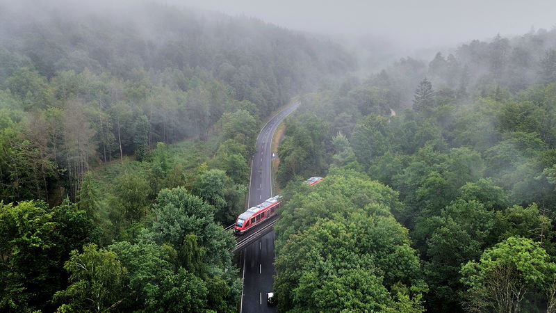 Ett vätedrivet tåg susar genom den bergiga Taunusregionen i västra Tyskland. Foto: Michael Probst/AP.