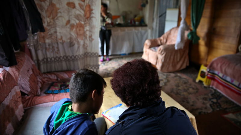 Två kvinnor som vill vara anonyma undervisar en pojke i hemlighet, för att undslippa den traditionella albanska hederskulturen. Foto: Visar Kryeziu/AP.