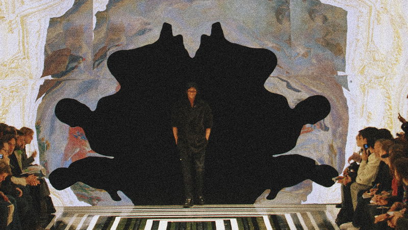 På Louis Vuittons visning av herrmode i Paris hösten 2006 steg modellerna ut ur en portal formad som ett Rorschach-test. Scenen utformades av konstnären Jim Lambie från Glasgow. Foto: Mitchell Sams/Camera Press.