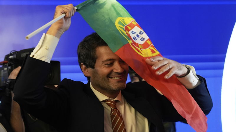 Andre Ventura firar att hans högerpopulistiska parti Chega blir Portugals andra största parti, den 19 maj 2025. Foto: Ana Brigida/AP/TT.