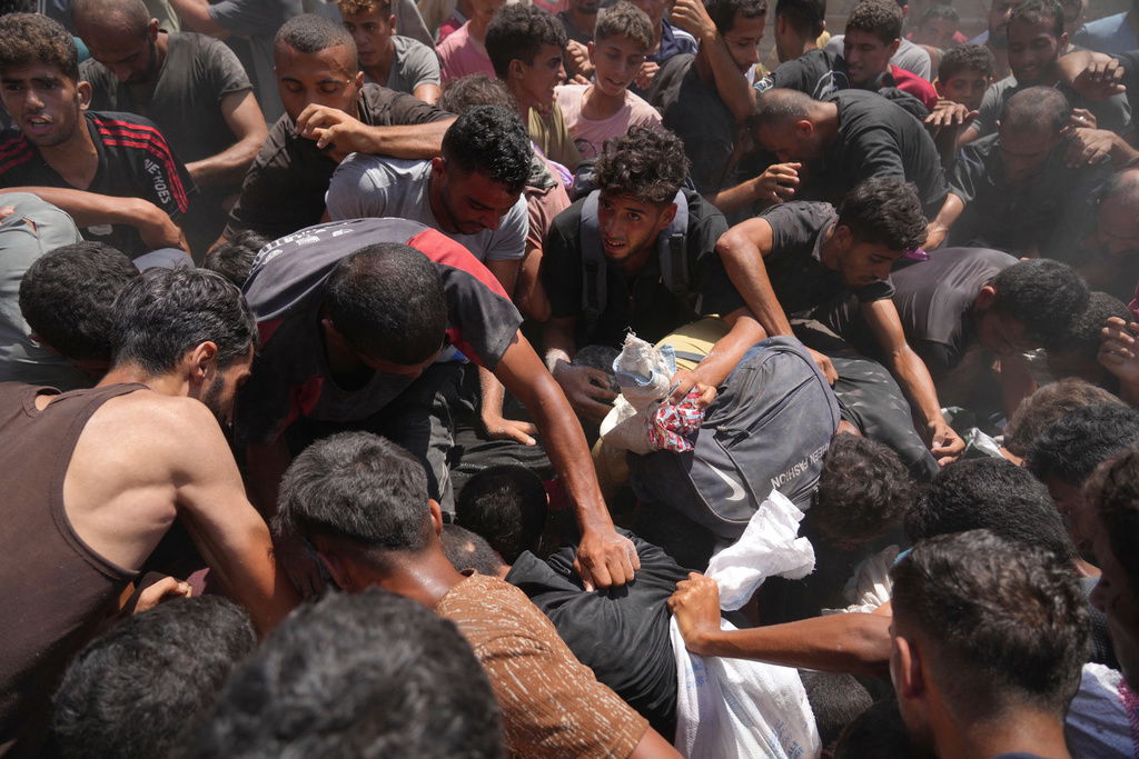 Palestinier gräver efter luftsläppt nödhjälp i Gaza