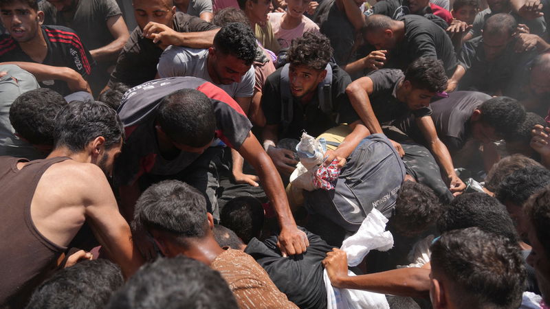 Att släppa luftburen nödhjälp över Gaza har kritiserats som både riskabelt och otillräckligt, men har kommit att bli en av de få möjliga alternativen. Foto: Jehad Alshrafi/AP
