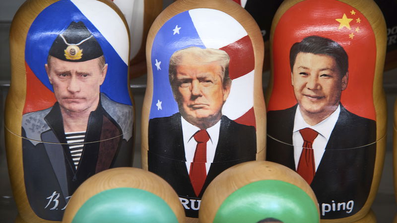 Eliterna kring Putin slits nu mellan att närma sig USA eller Kina. Foto: Alexander Zemlianichenko/AP/TT.