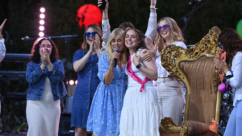 En möhippa äntrar scenen under Allsång på Skansen, den 15 juli 2025. Foto: Anna Hållams/TT.
