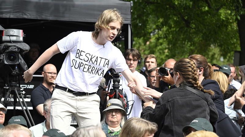 Jämlikt klädd aktivist under Centerpartiledarens tal i årets Almedalen. Foto: Jessica Gow/TT.