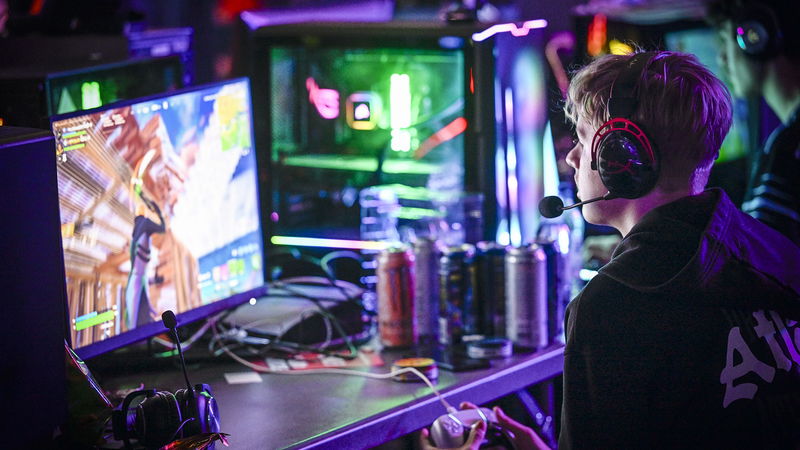 Djupt fokuserad energidrycks-konsument på mega-mässan Dreamhack. Foto: Fredrik Sandberg/TT.