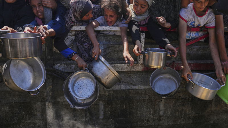 Den israeliska regeringen planerar hur mycket mat som ska släppas in ned till minsta riskorn, och svälter medvetet befolkningen. Foto: Jehad Alshrafi/AP/TT.