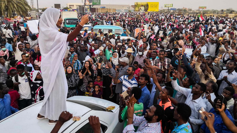 Bilderna på den då 22-åriga Alaa Salah som sjunger från ett bilflak under upproret mot diktatorn Omar al-Bashir 2019 blev virala. Foto: AFP/TT.