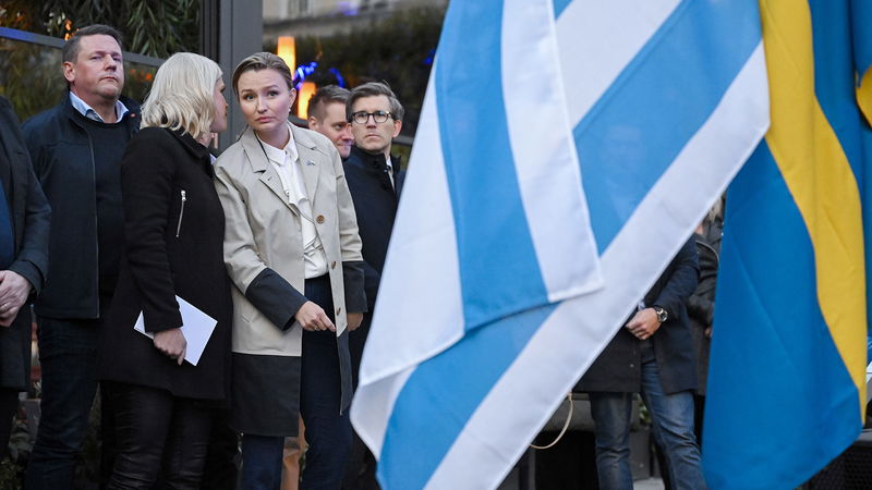 Ebba Busch (KD) vid en manifestation på Norrmalmstorg i Stockholm arrangerad av Vänskapsförbundet Sverige-Israel till stöd för det demokratiska Israel. I bakgrunden syns en plågad Tobias Baudin (S). Foto: Jassica Gow/TT.