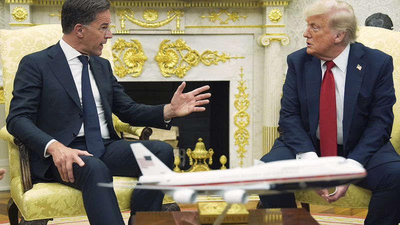 Mark Rutte smeker Donald Trump medhårs under ett möte i Vita huset. Foto: Evan Vucci/AP.