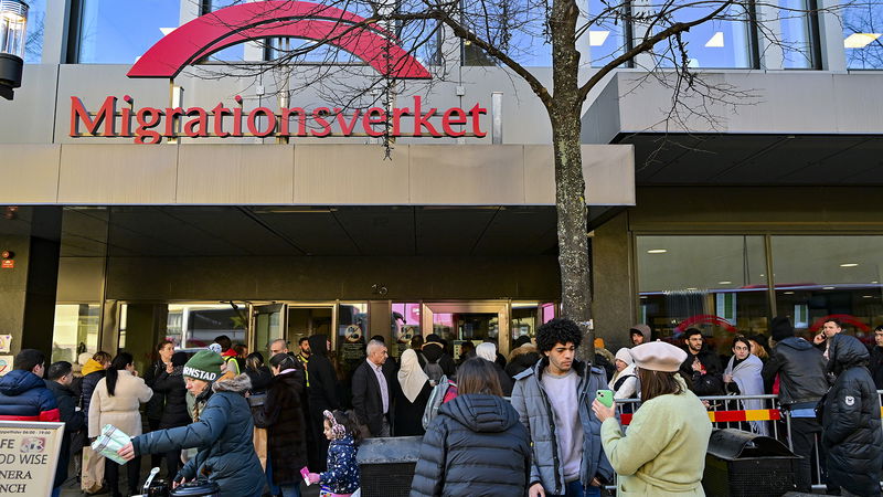 Flyktingar, främst från Ukraina, köar i Sundbyberg 2022. Foto: Jonas Ekströmer/TT.