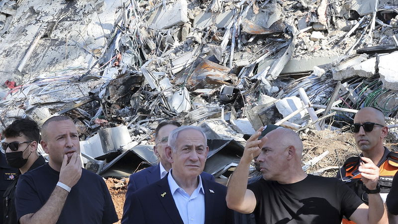 Israels premiärminister Benjamin Netanyahu i Weizmanninstitutets ruiner, efter iranskt raketangrepp mot Tel Aviv i somras. Foto: Jack Guez/AP.