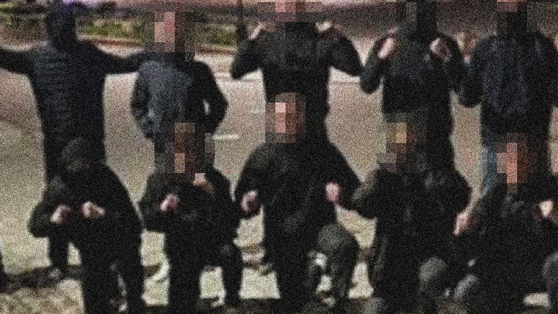 Medlemmar i Aktivklubb poserar framför Uppsala domkyrka. Foto: Polisen. 