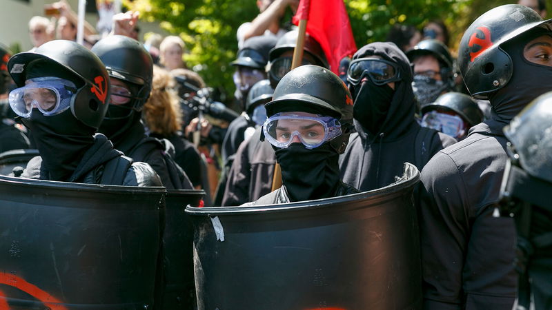 Kamp. Motdemonstranter gör sig beredda för en drabbning med högerextrema Patriot Prayer i amerikanska Portland, Oregon, den 4 augusti 2018. Foto: AP/John Rudoff.