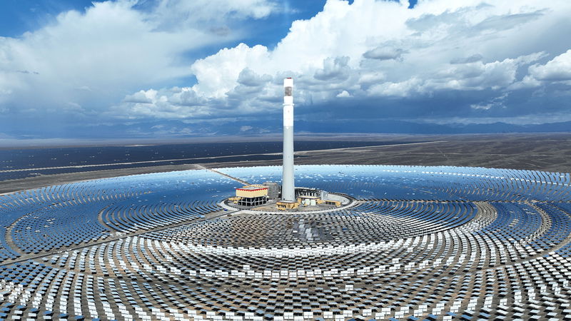 En jätteanläggning för solel i kinesiska Turpan. Kina har byggt ut sin gröna energiproduktion massivt på senare år. Foto: CFOTO/Sipa USA.