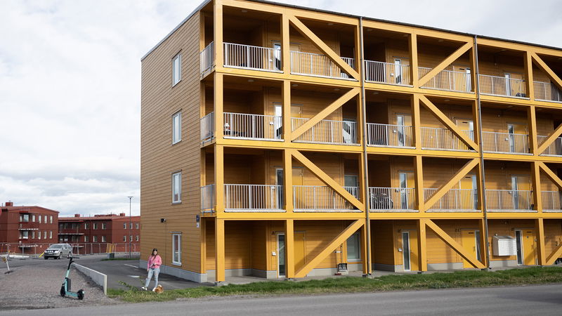 Nybyggda färgglada hus i Kiruna där bostäder rivs och flyttas för att ge plats åt gruvan. Foto: Fredrik Sandberg/TT.