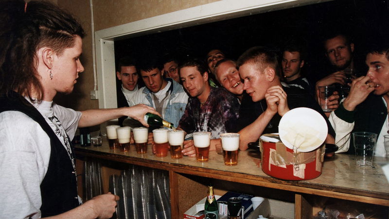 Gratis öl serveras på klubben Tritnaha, den 31 juli 1993. Foto: 