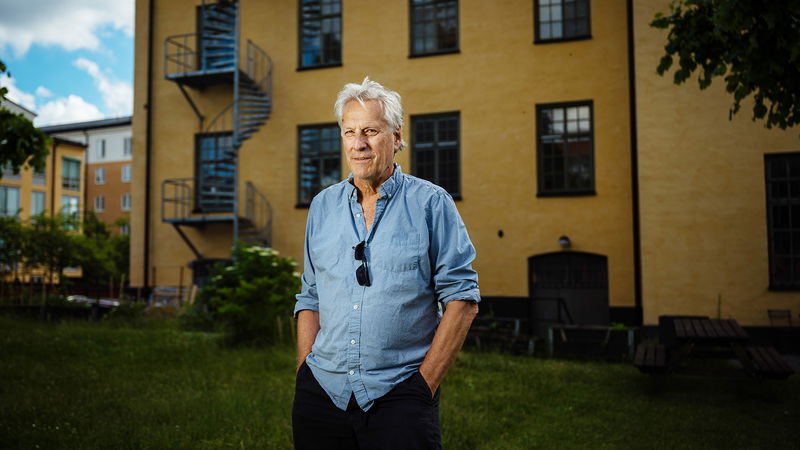 Lars Trägårdh poserar framför sitt frilanskontor – där även Flamman har sin redaktion. Foto: Magnus Lejhall/TT.