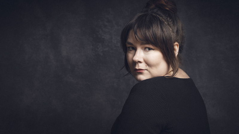 Från vänsterdebattör till romandebut om sex som substitut. Foto: Alison de Mars.