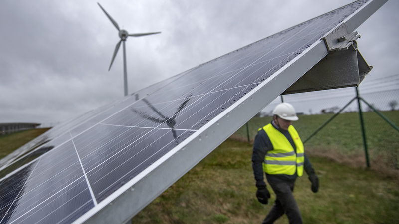 Sol och vind är de två kraftslag som med marginal vuxit snabbast på global nivå under de senaste fem åren. Foto; Johan Nilsson/TT.