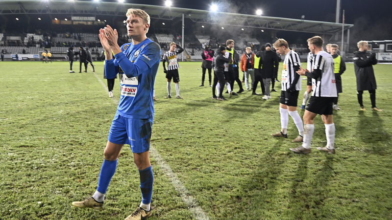 Svante Hildemar (i blått) slutar med fotbollen för att studera till journalist. Foto: Johan Nilsson/TT.