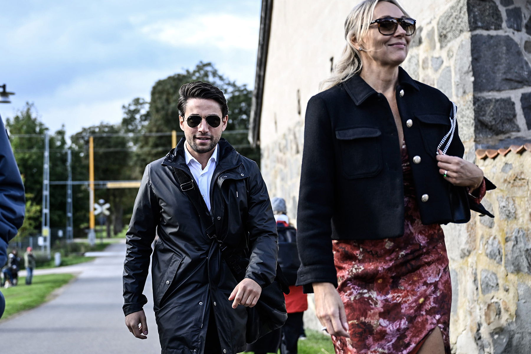 Sverigedemokratiska riksdagspolitikern Jessica Stegrud anländer till Jimmie Åkessons bröllop med högerextrema nätaktivisten Nick Alinia. Expo avslöjade nyligen att de hängt ut ett ungdomsgäng tillsammans. Foto: Jens Christian/Expressen/TT.