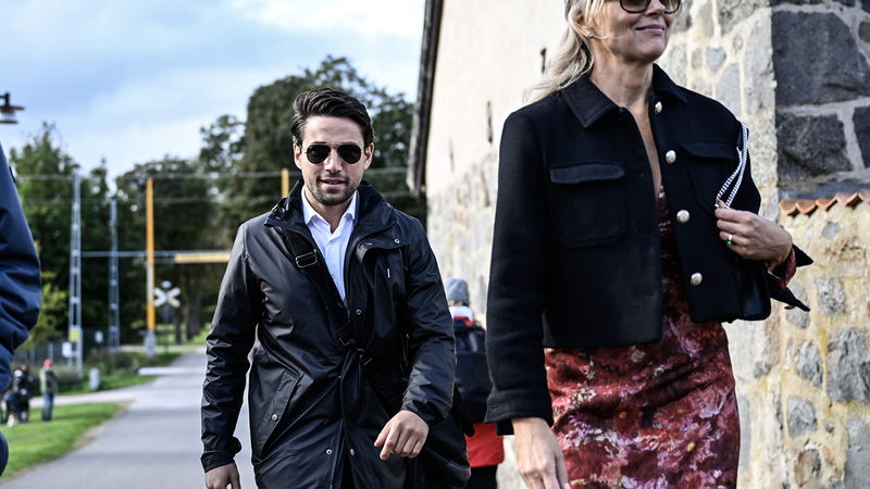 Sverigedemokratiska riksdagspolitikern Jessica Stegrud anländer till Jimmie Åkessons bröllop med högerextrema nätaktivisten Nick Alinia. Expo avslöjade nyligen att de hängt ut ett ungdomsgäng tillsammans. Foto: Jens Christian/Expressen/TT.