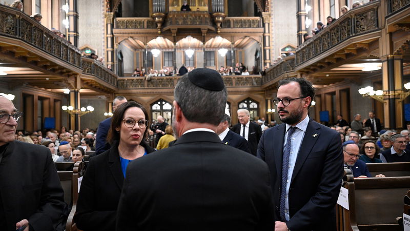 Utrikesminister Maria Malmer Stenergard (M) och Aron Verständig, ordförande judiska centralrådet vid en minnesstund för 7 oktober-attacken i Israel. Foto: Fredrik Sandberg / TT.