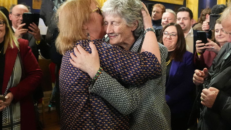 Catherine Connolly (mitten) hälsas av sina valarbetare efter att hon vann det irländska presidentvalet den 25 oktober. Foto: Niall Carson/AP.