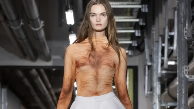 Förra veckans visning av modehuset Jean-Paul Gaultier är kvinnohatiskt, anser Flammans modeskribent Alice Aveshagen.  Foto: Maison Jean Paul Gaultier.