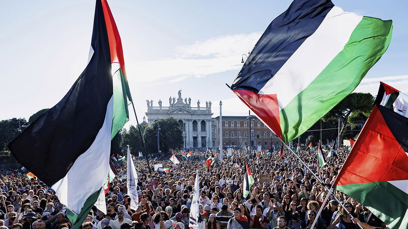 I lördags hölls demonstrationer i hela Italien, här vid Laterantorget i Rom. Foto: Roberto Monaldo/LaPresse/AP/TT.