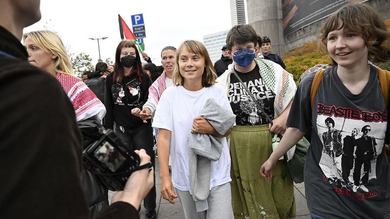 Greta Thunberg och aktivister från Global sumud-flottiljen anländer till Arlanda med flyg från Aten den 7 oktober 2025. Foto: Fredrik Sandberg/TT.