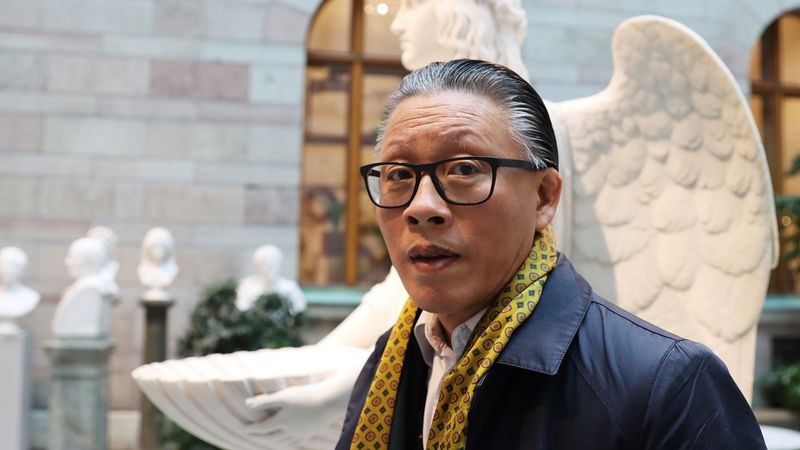 Flamman möter Tobias Hübinette bland marmorstatyerna på Nationalmuseum. Foto: Paulina Sokolow.