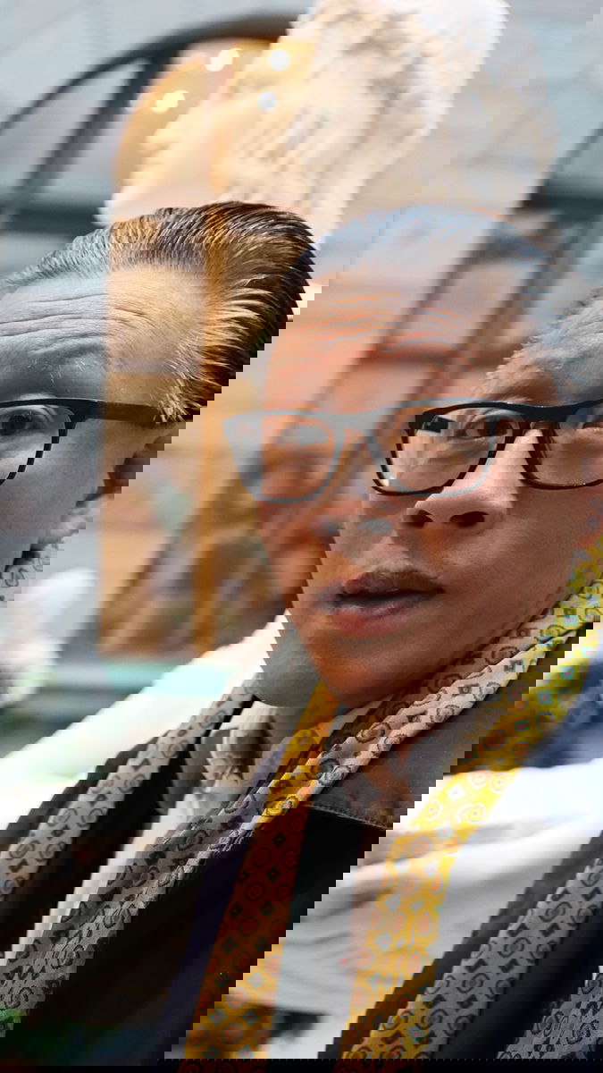 Flamman möter Tobias Hübinette bland marmorstatyerna på Nationalmuseum. Foto: Paulina Sokolow.