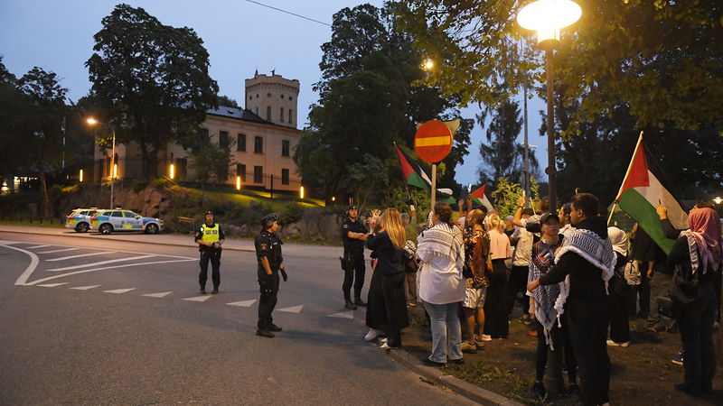 Palestinademonstranter vid Israels ambassad i Stockholm. Foto: Oscar Olsson/TT.