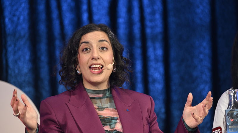 Liberalernas partiledare Simona Mohamsson bar rött på Bokmässan i Göteborg – men någon revolution leder hon inte. Foto: Fredrik Sandberg/TT.