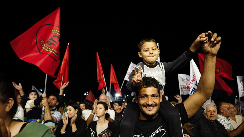 Anhängare till Tufan Erürman firar hans seger i den turkiska ockuperade delen av huvudstaden Nicosia, Cypern. Foto: Nedim Enginsoy/AP.