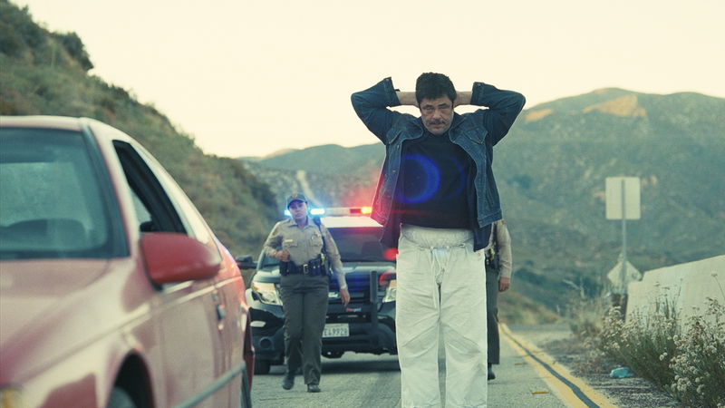 Benicio Del Toro i rollen som Sergio St. Carlos, Willas karatelärare och ledare för Baktan Cross, en fristad för papperslösa. Foto: Warner Bros. Studios.