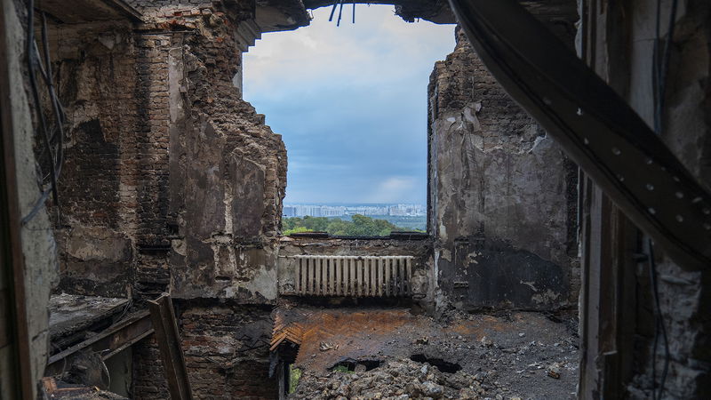 En skadad regeringsbyggnad i Kiev efter en rysk attack, den 8 september 2025. Foto: Dan Bashakov/AP.